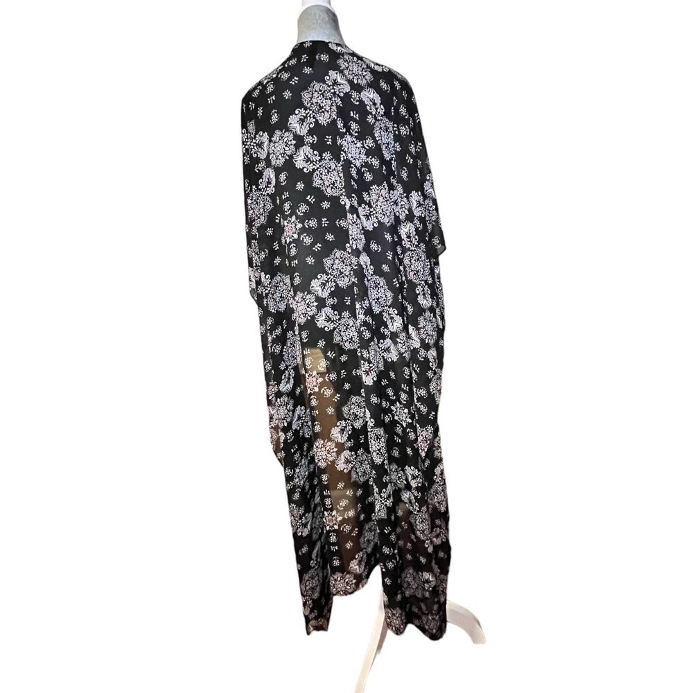 TORRID Floral Kimono, Black/White Hints of Pink, Size 1/2 Pre-Owned - Picture 2 of 6